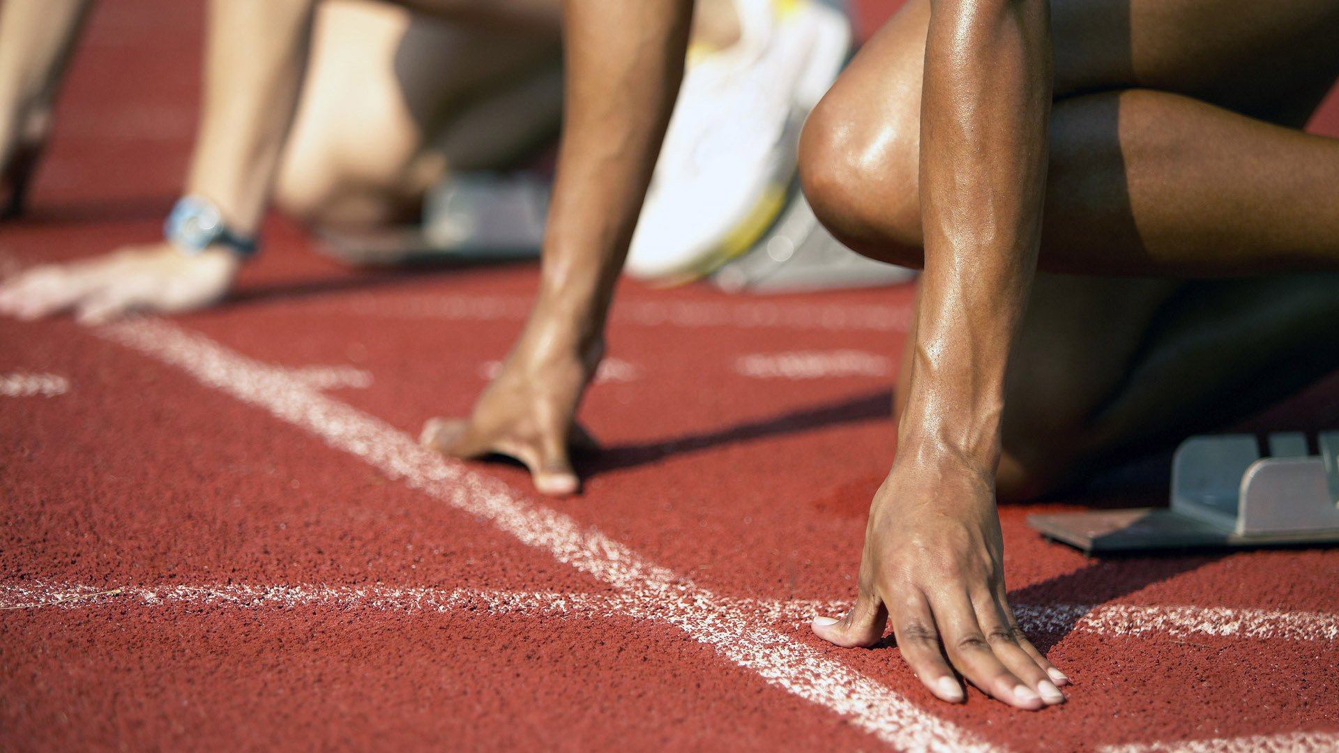 比赛选手英勇争先，力争出彩，争勇竞先